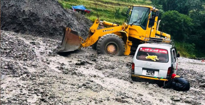  बागलुङका विभिन्न सडक अवरुद्ध, सदरमुकाम बागलुङ बजारसँग सम्पर्क टुट्यो 